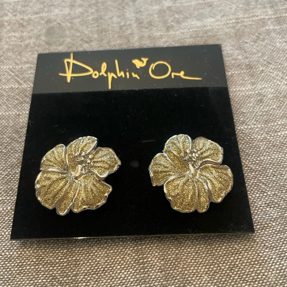 Dolphin Ore Gold Flower Earrings